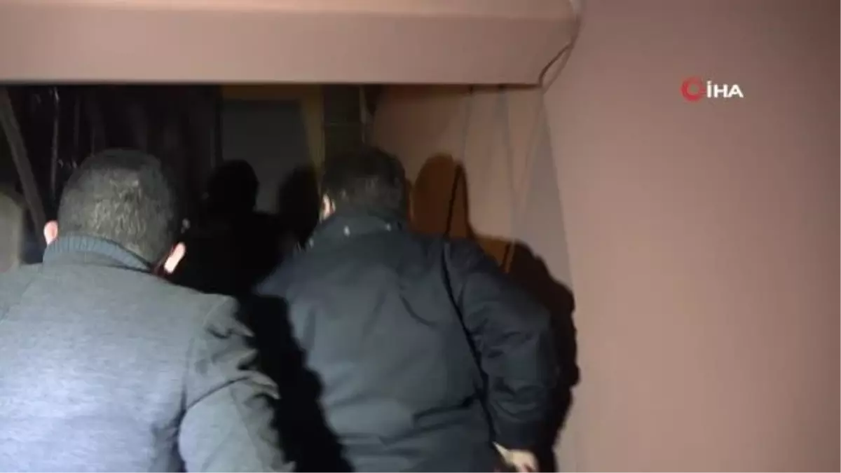 Kısıtlama saatinde asker gördü, polis girdikleri evin salonunda yakaladı