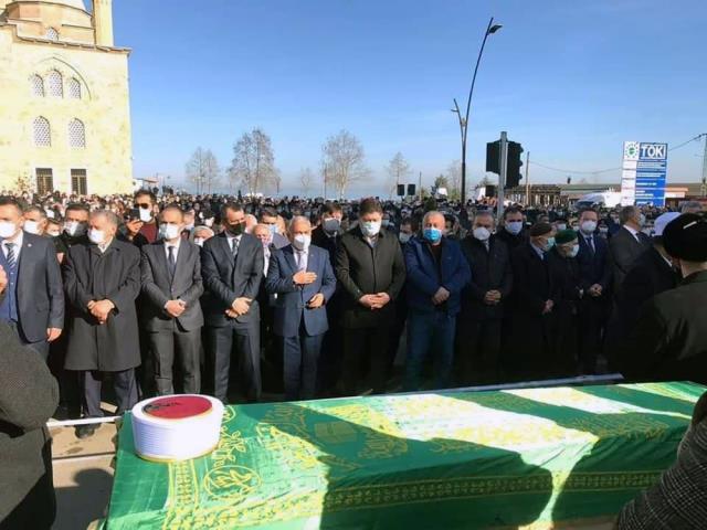 Koronadan hayatını kaybeden Karadeniz'in kanaat önderlerinden Nuri Genç'in cenazesine binlerce kişi katıldı