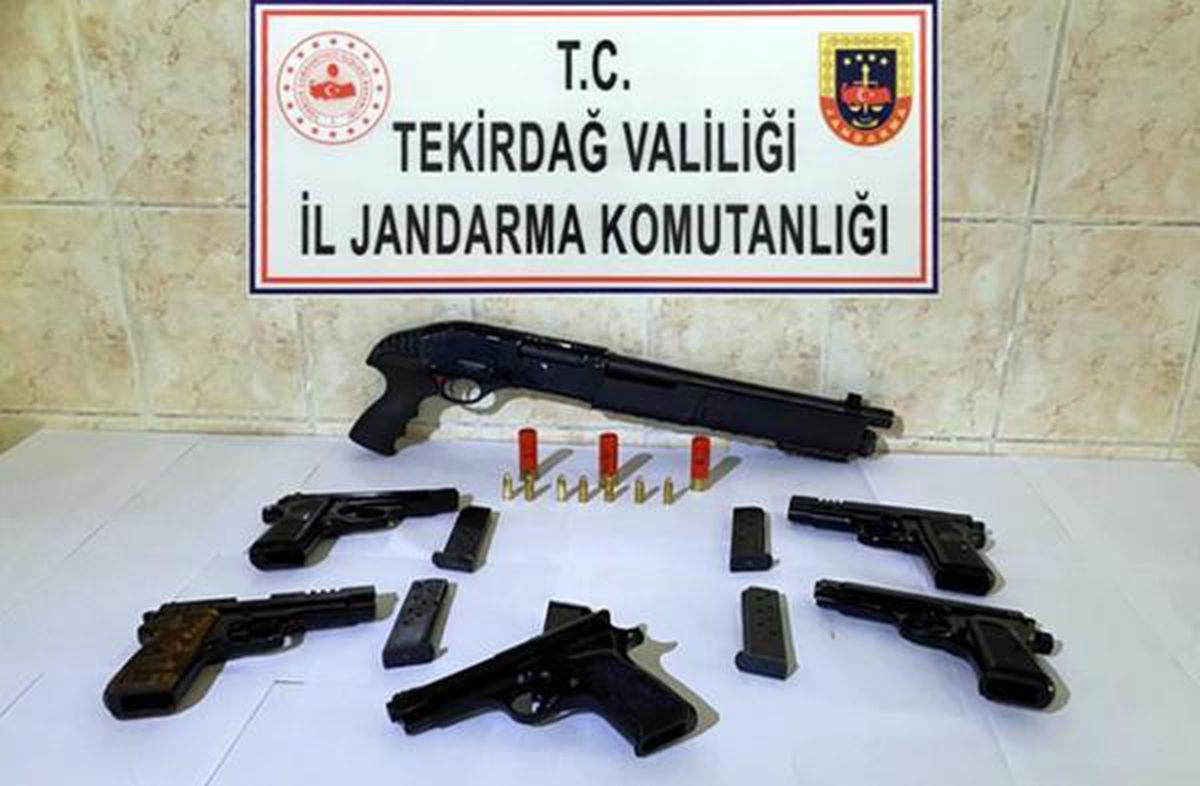 Otomobilde çok sayıda silah ele geçirildi, 2 şüpheli gözaltına alındı