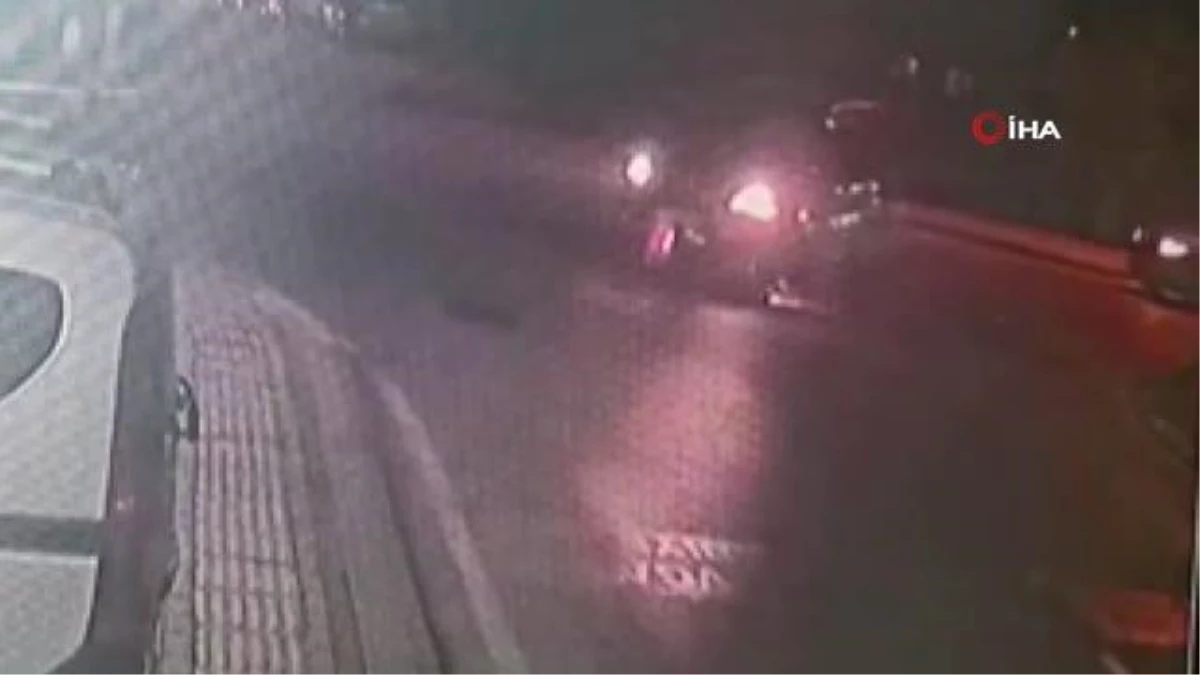 Son dakika haber... Otomobilin altına giren motosiklet sürücüsü ölümden döndü, o anlar kameraya böyle yansıdı