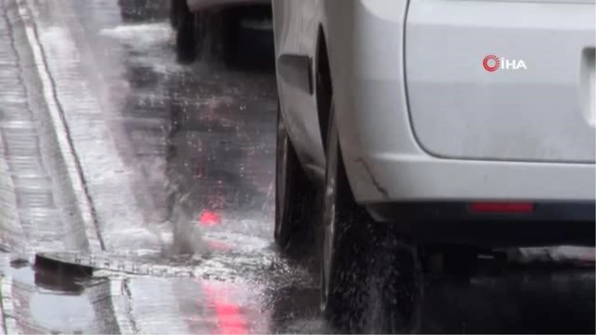 Sağanak yağış Balıkesir'de etkisini göstermeye başladı