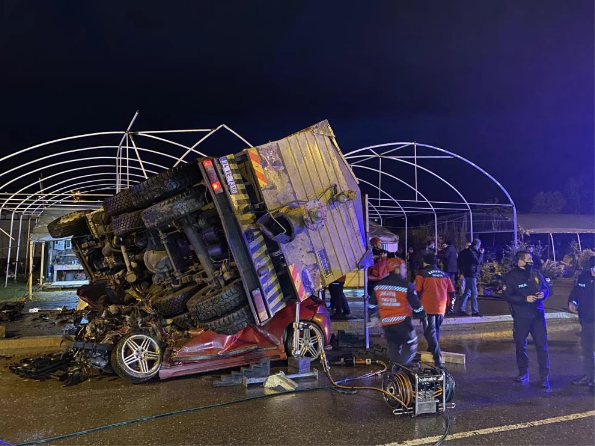 Sakarya\'da freni patlayan kamyon 2 otomobilin üzerine devrildi: 1 ölü, 4 yaralı