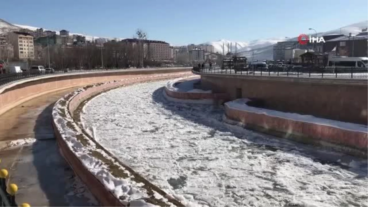 Türkiye\'nin en hızlı akan nehri olan \'Çoruh\' buz tuttu