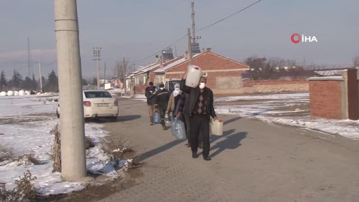 4 yıldır kilometrelerce yürüyüp kovalarla, güğümlerle su taşıyorlar