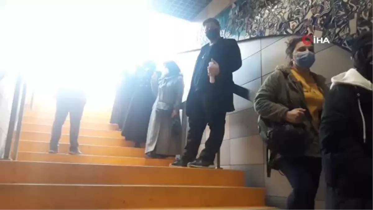 Bursa\'da HES kodu kuyruğu... Ulaşım kartına HES kodu tanıtmak isteyen vatandaşlar uzun kuyruklar oluşturdu