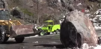 Dev kaya karayoluna düştü iki iş makinesi zor kaldırdı
