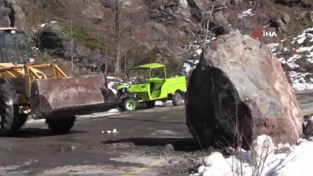 Dev kaya karayoluna düştü iki iş makinesi zor kaldırdı