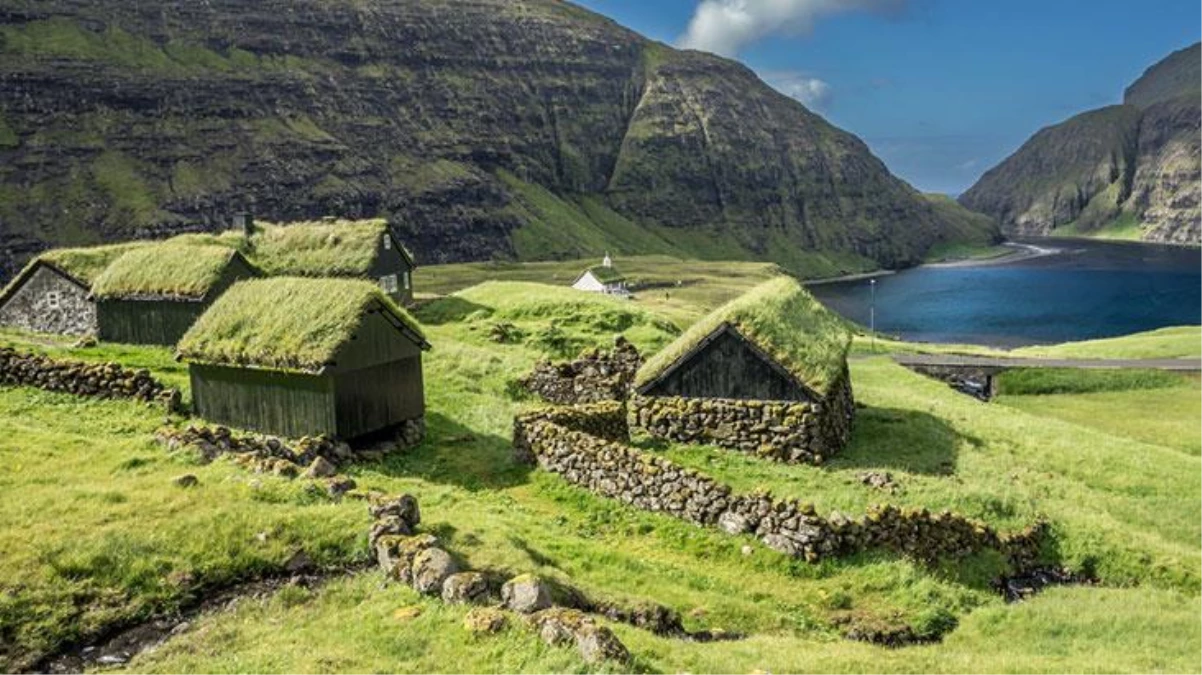 Evlerin çatısında dahi çim çıkıyor! Dünyanın kuzey ucundaki Faroe Adaları\'nda yer gök yeşil