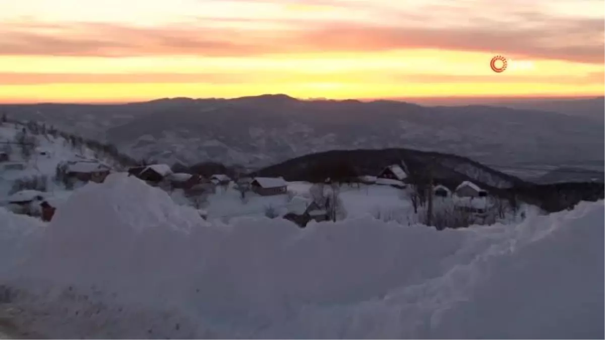 Karla örtülü yayladaki gün batımında eşsiz manzara mest etti