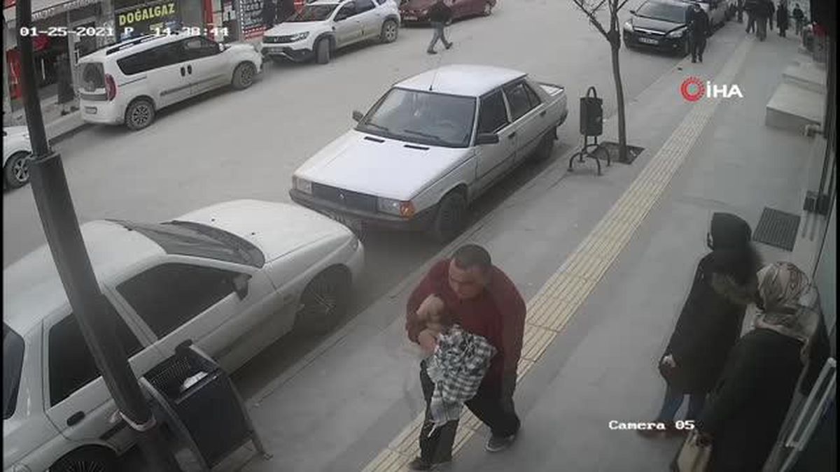 Koşarak veterinere götürdü ama yavru köpeği kurtaramadı