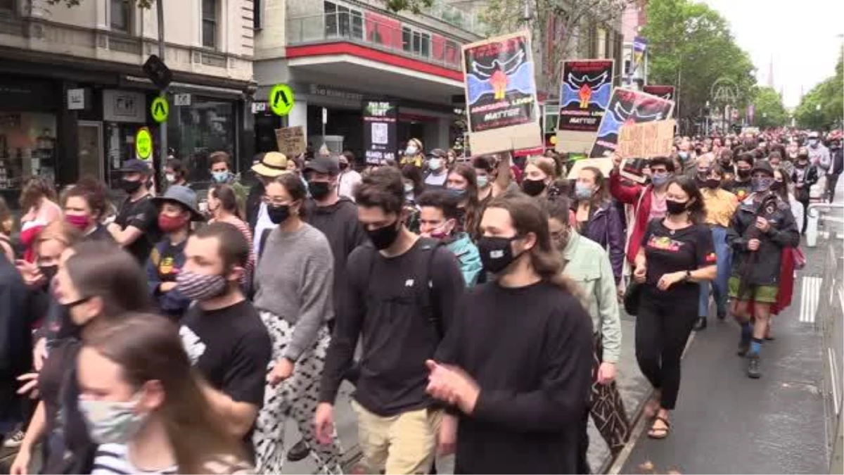 MELBOURNE - "Avustralya Günü"ne karşı çıkan Aborjinler, protesto gösterileri düzenledi