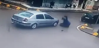 Otomobille çarpışan motosikletli sürücü ölümden döndü