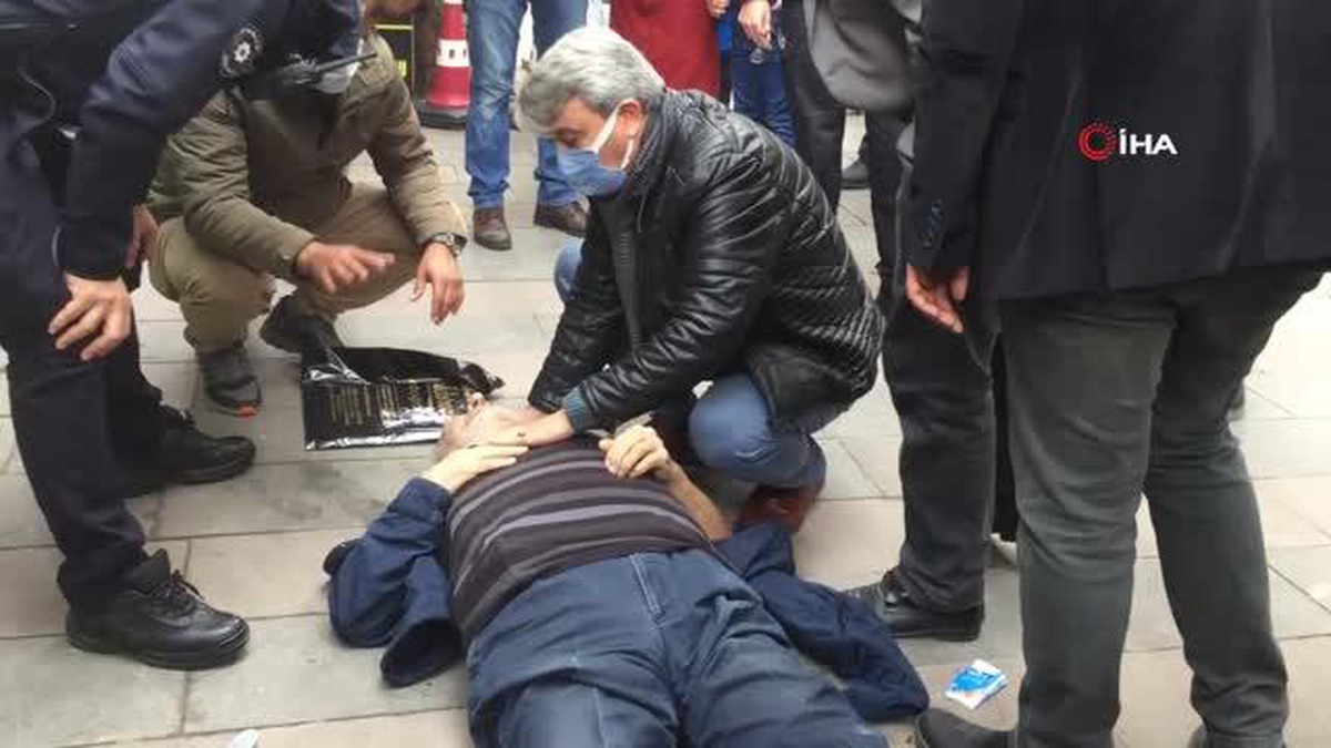 Son dakika haberleri! - Sokakta bayılan yaşlı adam hastanede hayatını kaybetti- Manisa'nın Alaşehir ilçesinde sokakta bayılan yaşlı adam kaldırıldığı hastanede hayatını...