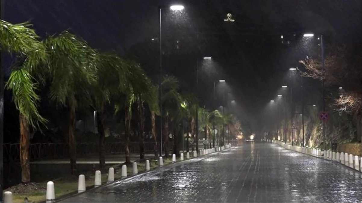 Antalya\'da akşam saatlerinde etkili olan fırtına nedeniyle 10 uçuş iptal edildi
