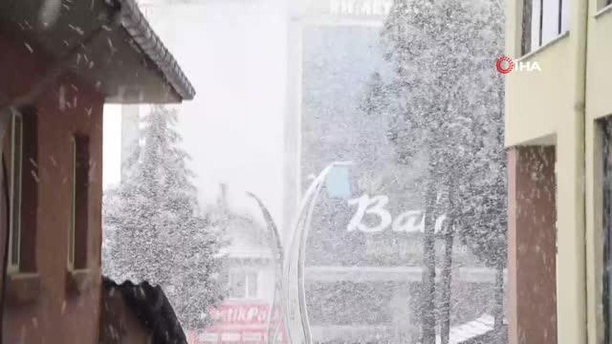 Balıkesir'de kar yağışı kısa sürede ilçeyi beyaza bürüdü