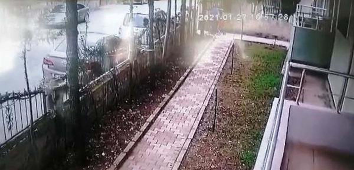 Son dakika... Bebek arabalarını çalmaya kalkışan baba ve 2 oğlu yakalandı