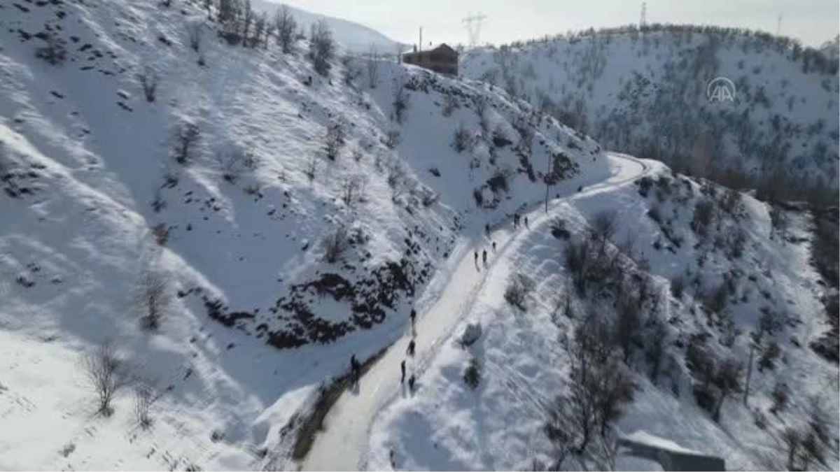 Son dakika haber | Bingöl\'ün karlı yolları çocuklar için kayak pistine dönüştü