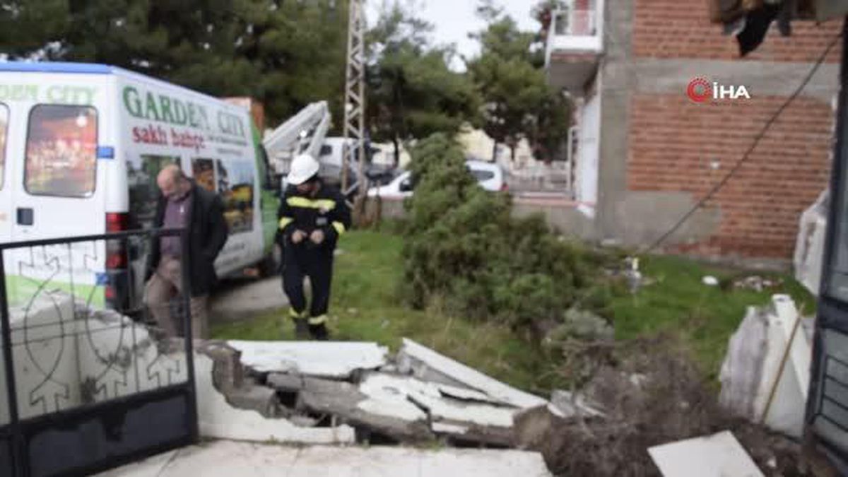 Burdur'da şiddetli fırtına... Kökünden kırılan 15 metrelik çam ağacı aracın üzerine devrildi