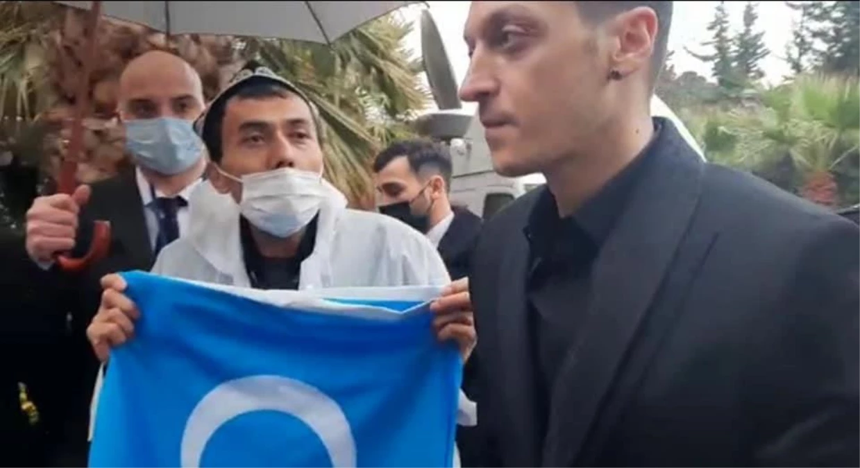 Doğu Türkistanlı Uygur Türkleri, 2019\'da kendilerine destek veren Mesut Özil\'e imza töreni öncesi teşekkür etti