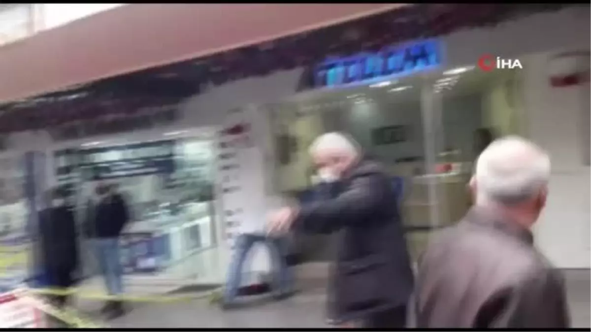Döviz bürosunu soymaya çalışan silahlı kişi paniğe kapılınca kaçtı