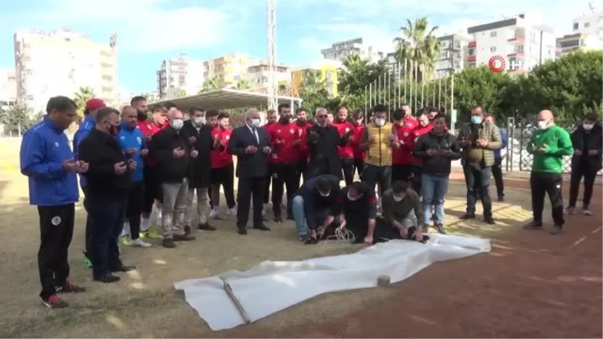 Futbolcular koç keserek, virüssüz sezon için dua ettiler