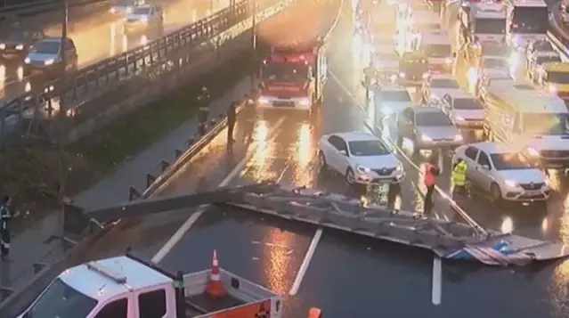 Son Dakika! Hasdal'da yön tabelası devrildi, araçlar kaza yaptı