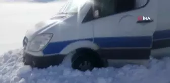 Hasta çocuklar için ilaç taşıyan ambulans kara saplandı