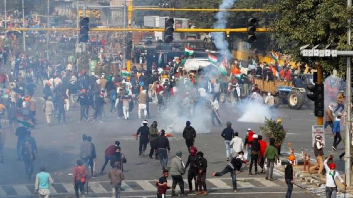 Hindistan\'da yeni tarım yasalarını protesto eden çiftçiler polisle çatıştı: 1 ölü, 200 gözaltı, 300\'den fazla yaralı