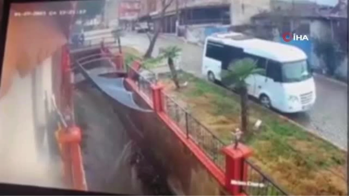 İzmir\'de istinat duvarının çöküşü güvenlik kameralarında