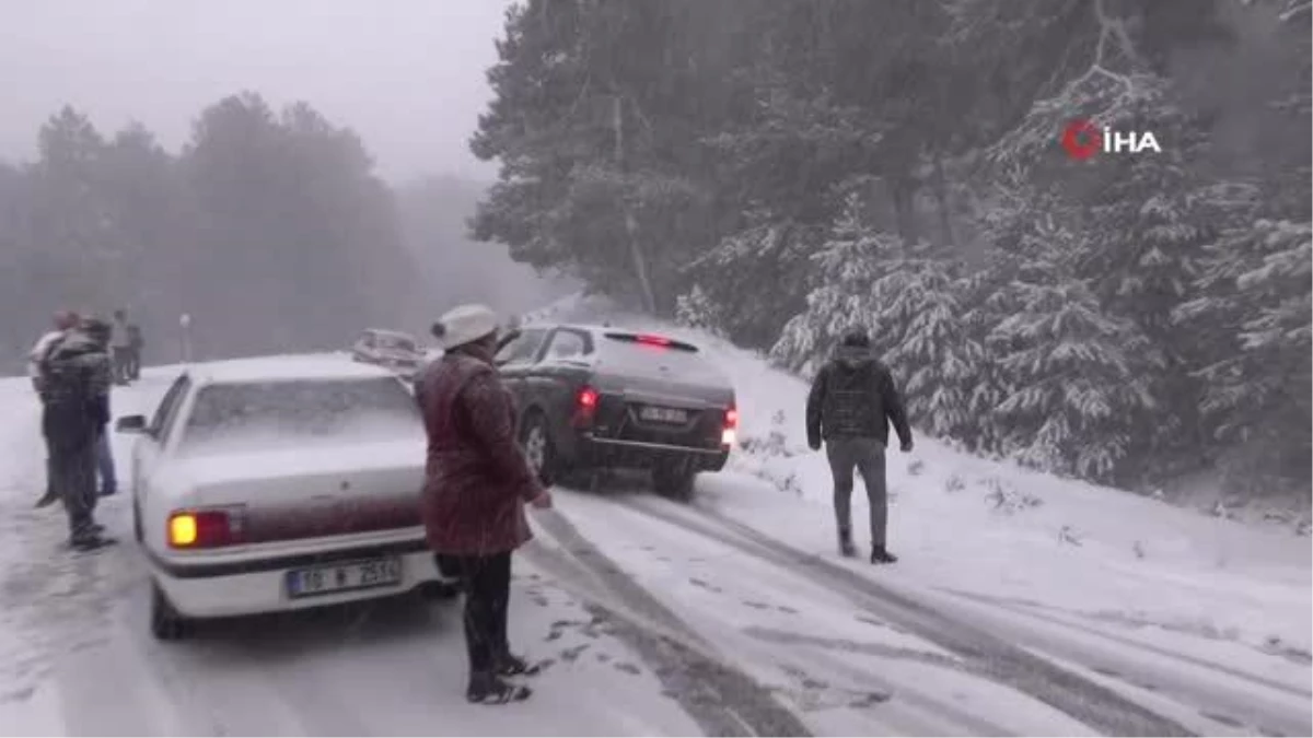 Kazdağları\'nda onlarca araç karda mahsur kaldı