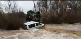 Son dakika haberi | Sel sularına kapılan araç dereye sürüklendi