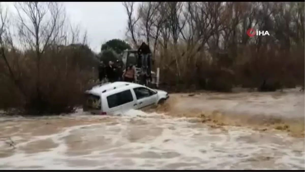 Son dakika haberi | Sel sularına kapılan araç dereye sürüklendi