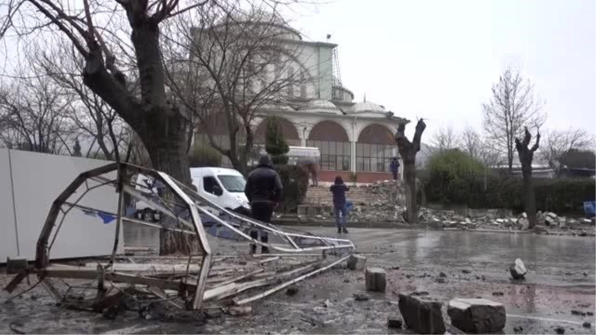 Şiddetli rüzgar nedeniyle caminin minaresi yıkıldı