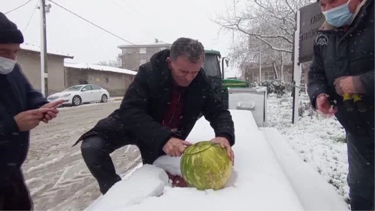 Silivri\'de vatandaşlar kar üstünde karpuz yedi