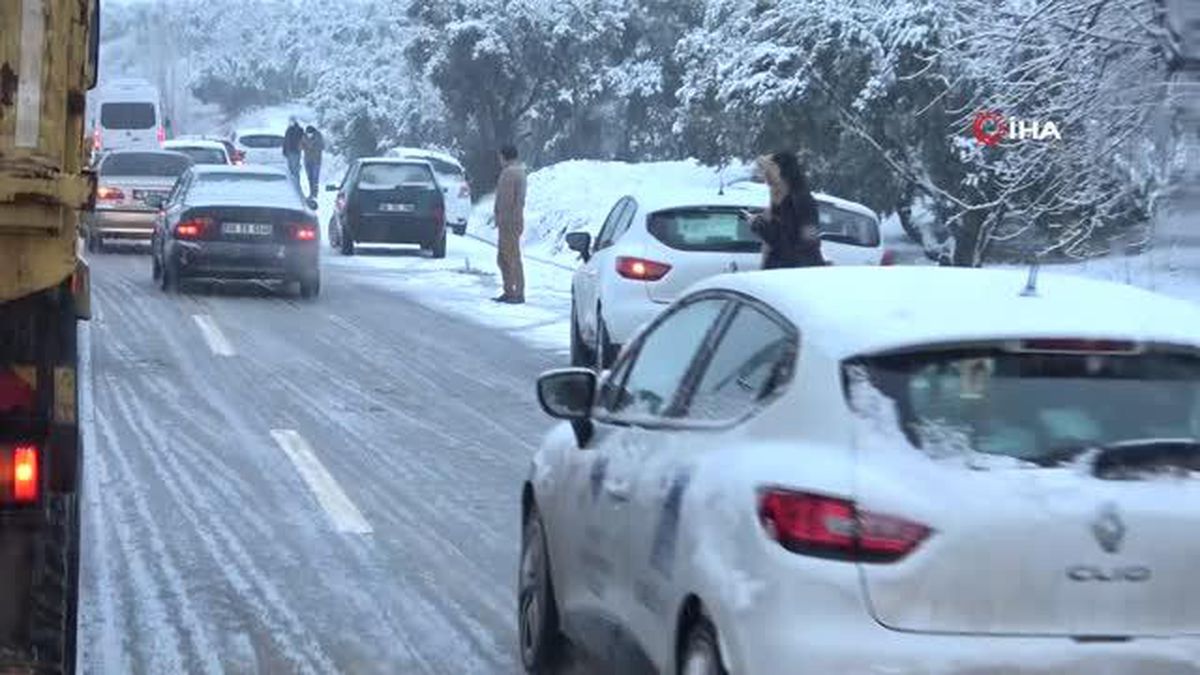 Araçlar karda mahsur kaldı, sürücüler zor anlar yaşadı