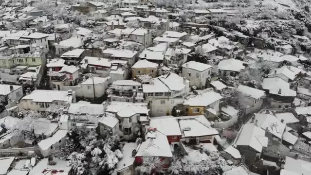 Beyaza bürünen tarihi Muğla evleri havadan görüntülendi