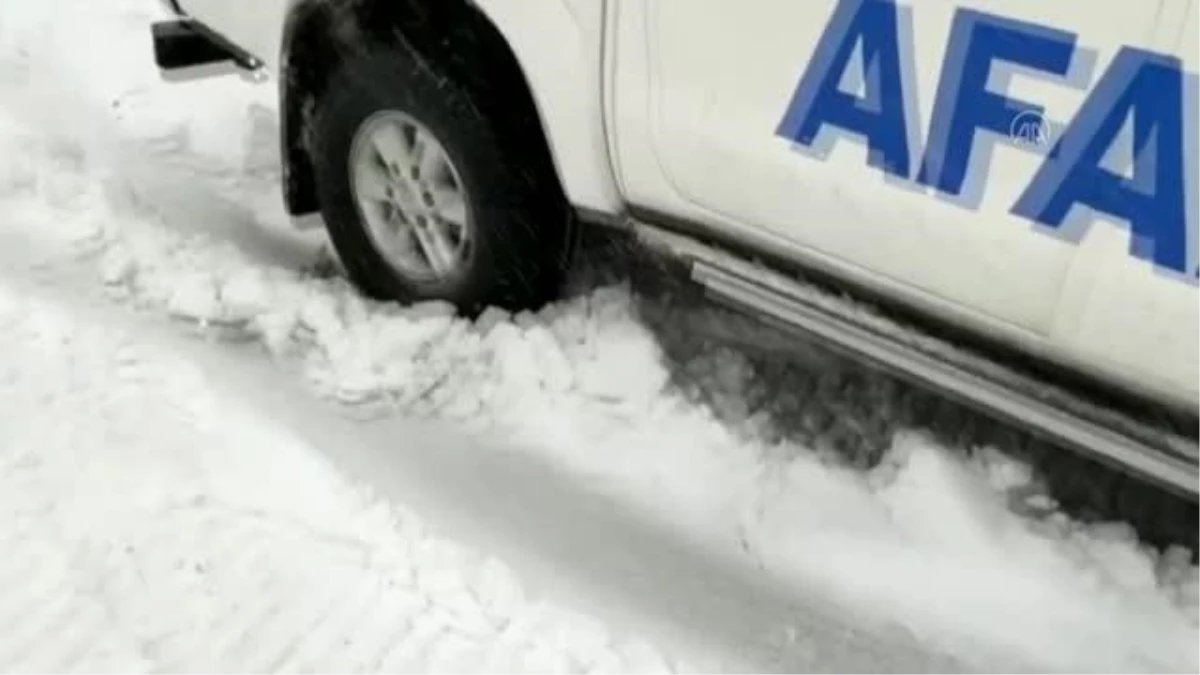 Kardan kapanan yolda mahsur kalan iki kişi AFAD ekiplerince kurtarıldı