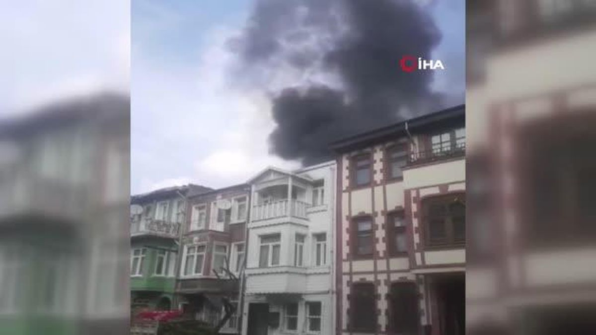 Marangoz atölyesinde yangın çıktı, dumanlar gökyüzünü kapladı