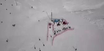 Sezonun açıldığı kayak merkezinde yoğunluk