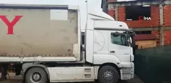 Yolun karşısına geçmeye çalışırken tırın altında can verdi