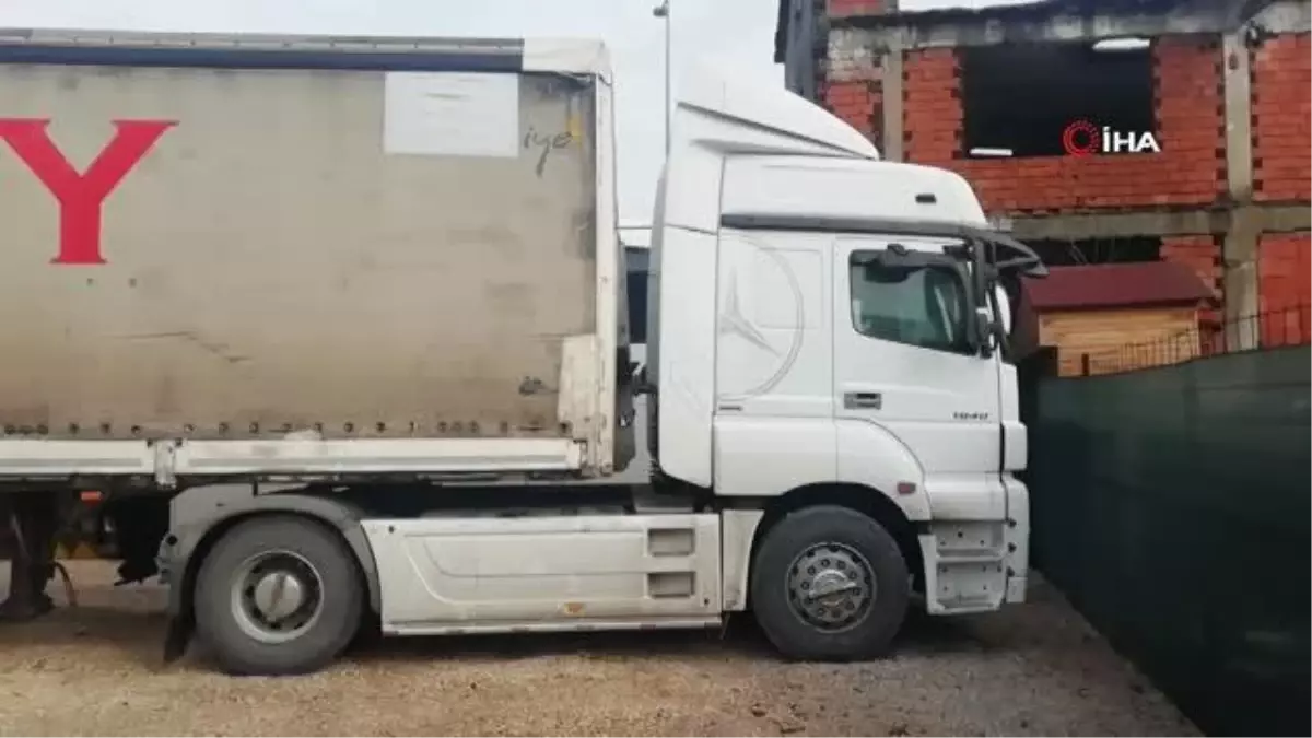 Yolun karşısına geçmeye çalışırken tırın altında can verdi