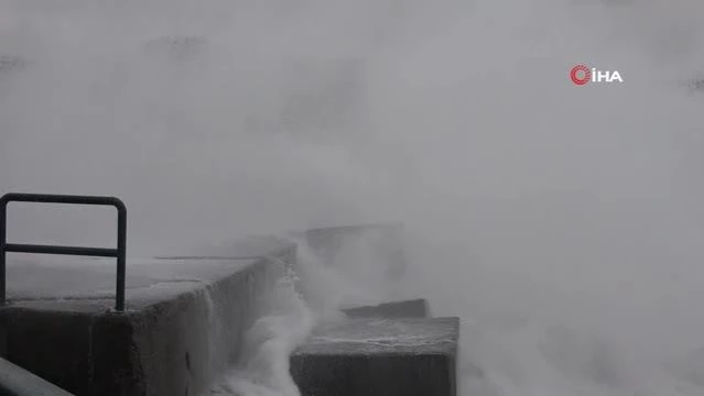Zonguldak'ta dalgalar 7 metrelik istinat duvarını aştı