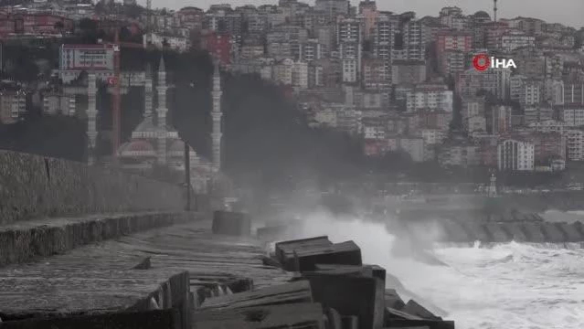 Zonguldak'ta dalgalar 7 metrelik istinat duvarını aştı