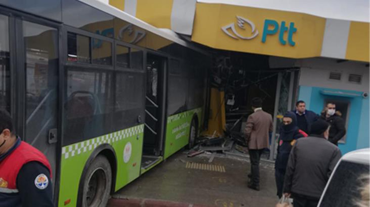 Adana\'da kontrolden çıkan belediye otobüsü PTT şubesine daldı