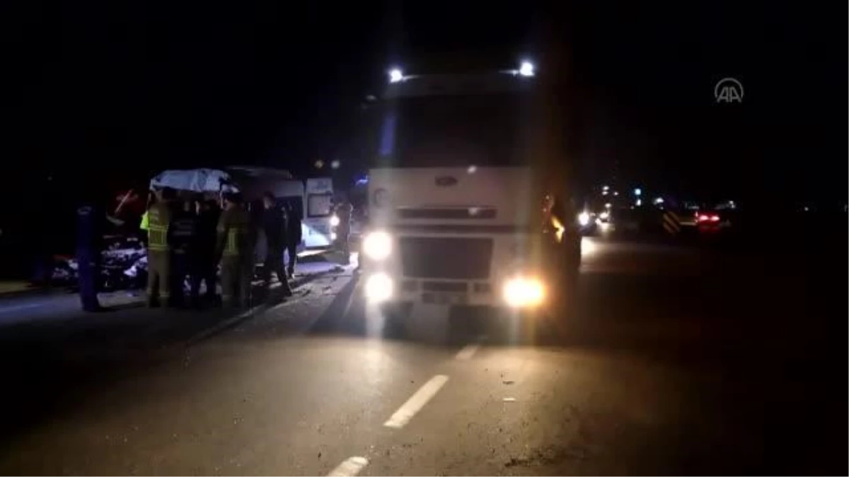 Son dakika! BALIKESİR - İşçi servisi tırla çarpıştı 3 kişi öldü, 9 kişi yaralandı (2)