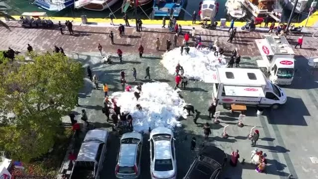 Bodrum'da kamyonla taşınan karla çocuklar ve aileleri kar sevinci yaşadı