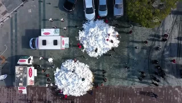 Bodrum'da kamyonla taşınan karla çocuklar ve aileleri kar sevinci yaşadı