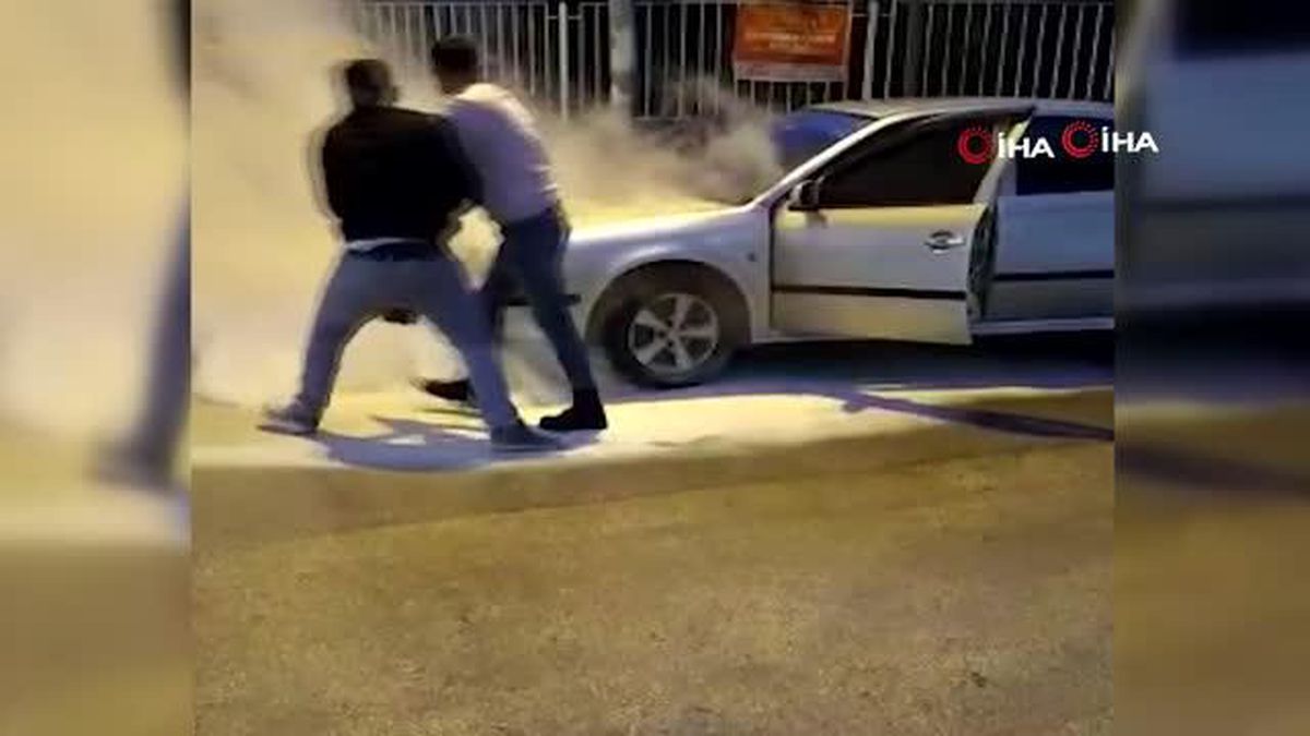 Bursa'da alev alan otomobili mahalle sakinleri söndürdü