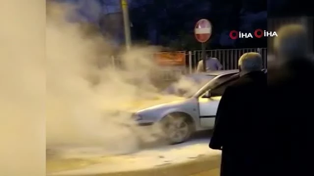 - Bursa'da alev alan otomobili mahalle sakinleri söndürdü