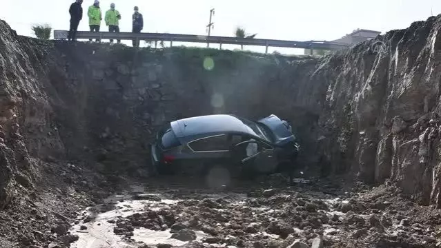 Çukura düşen otomobilin sürücüsü yaralandı